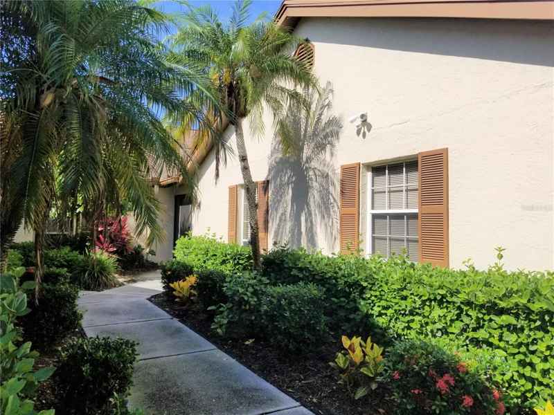 5906 DORAL DR #5906
