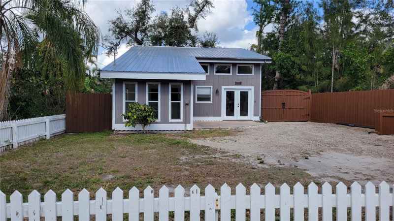 2433 BURLINGTON LN