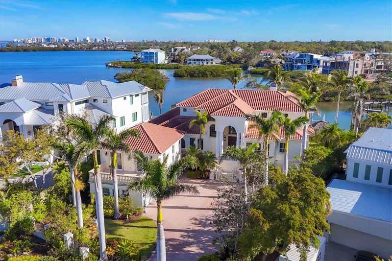 1137 N LAKE SHORE DR