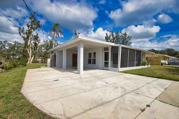 221 LAUREL RD E