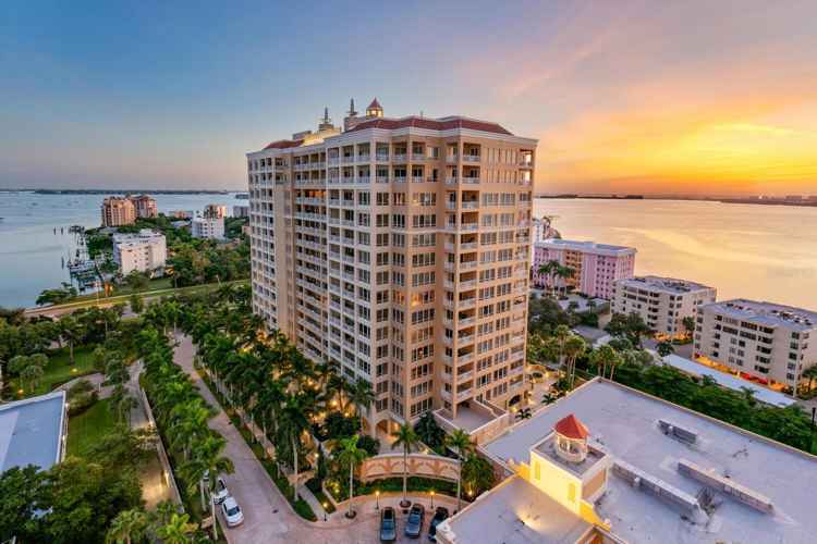 35 WATERGATE DR #1402