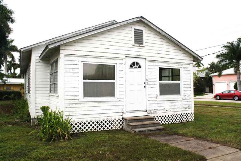 702 W OLYMPIA AVE