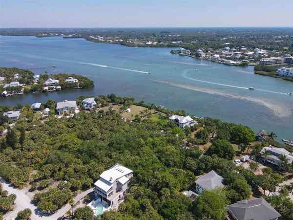14 BAYSHORE CIR