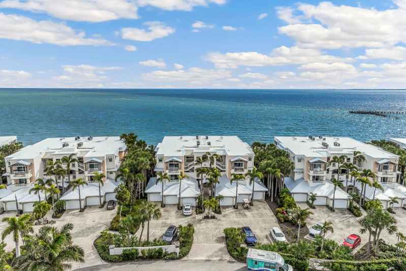 819 HARBORSHORE DR #1B