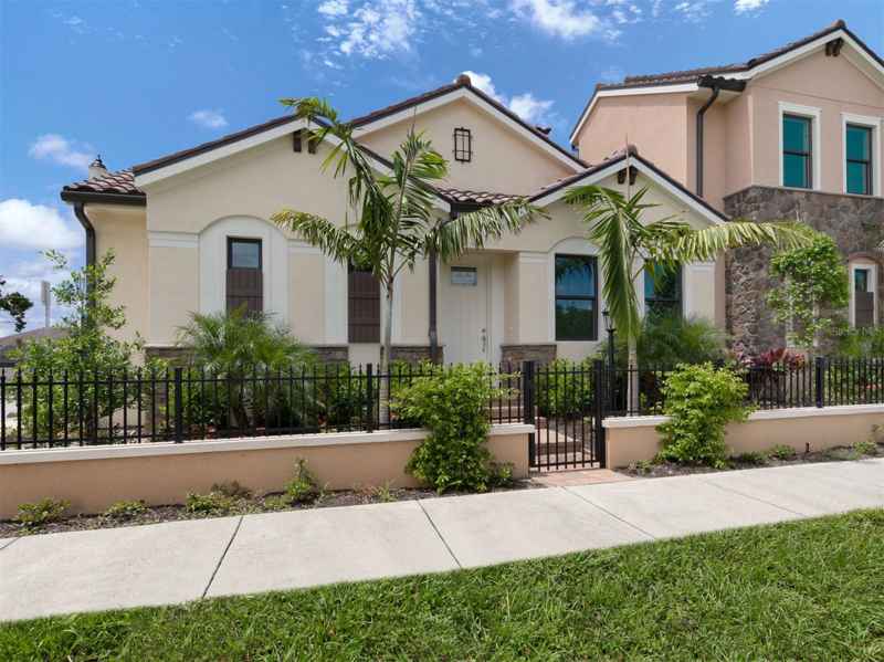 938 E VENICE AVE