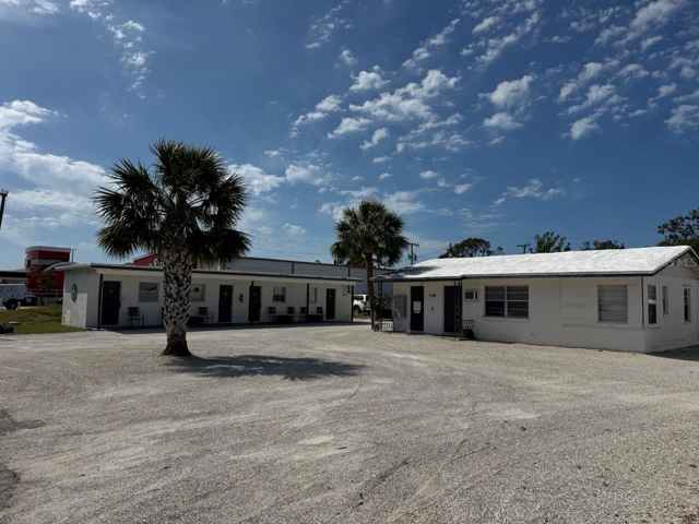 1746 S TAMIAMI TRL