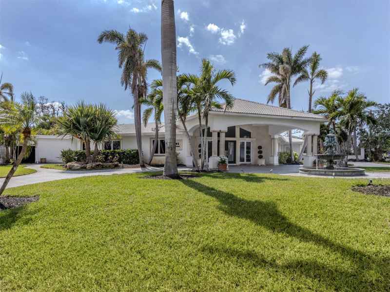 701 LAGUNA DR