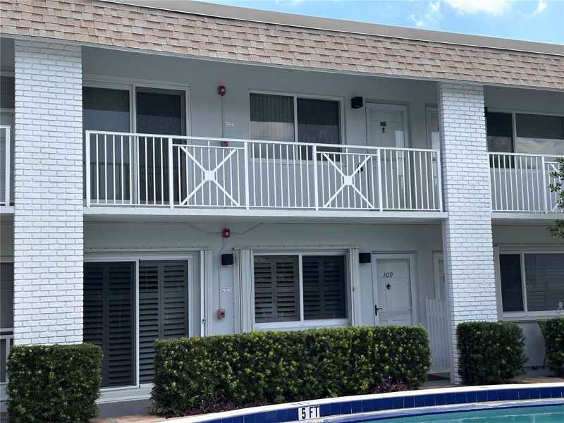 1001 NE 8TH AVE #209