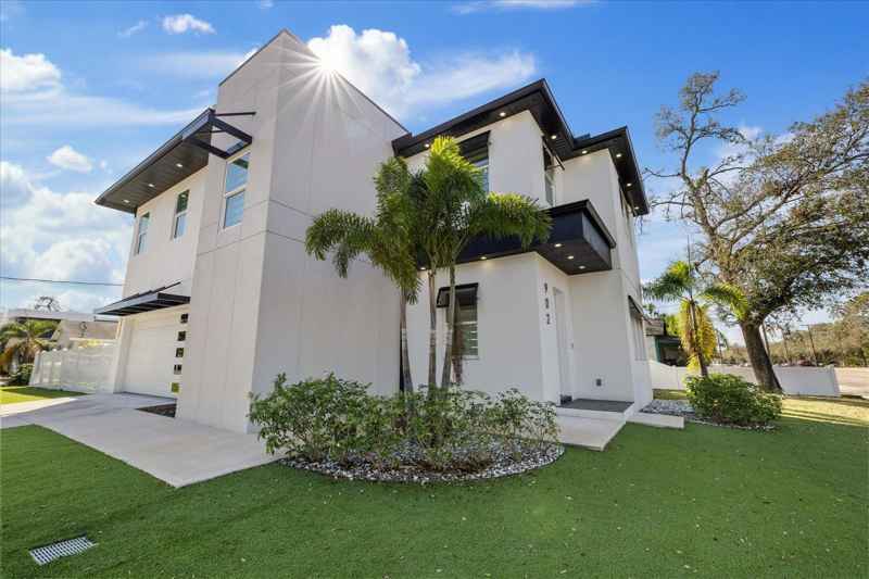 902 W SLIGH AVE